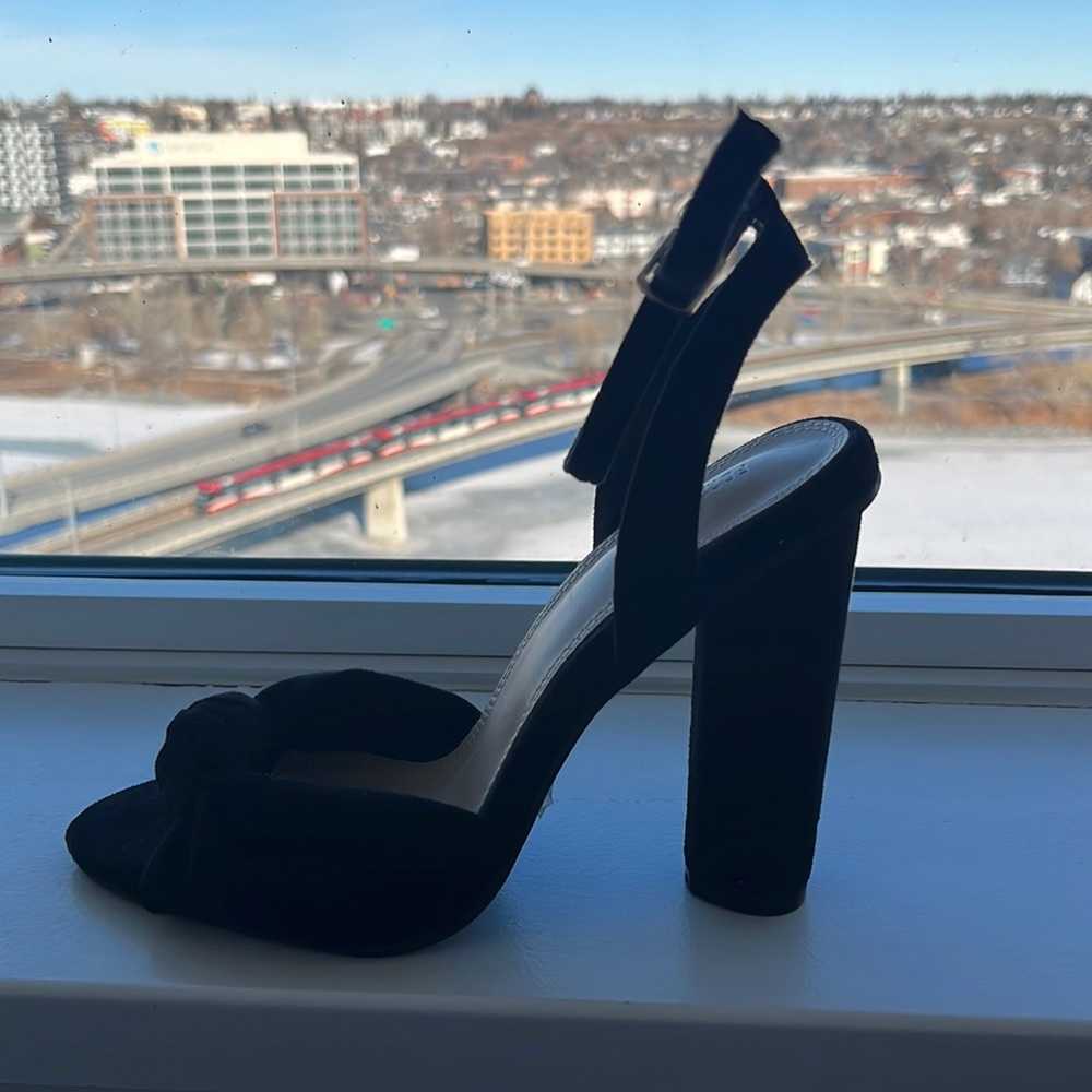 Brand new Forever 21 bow tie heels in size 8